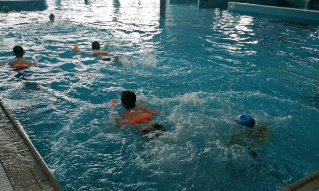 400 uczniów korzysta z darmowej nauki pływania Program Powszechnej Nauki Pływania „Umiem pływać”