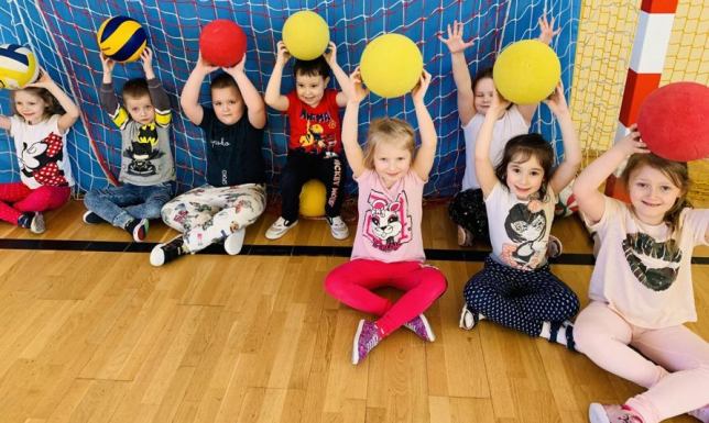 Akademia Mistrzów Narciarstwa Zjazdowego w nowej formule Uczniowie Szkoły Podstawowej w Słobódce biorą udział w zajęciach ruchowych