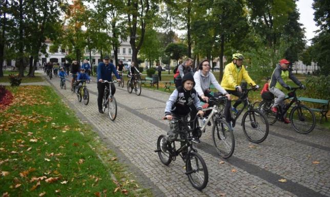 Wspólny przejazd rowerami przez miasto i mini festyn w Parku Konstytucji 3 Maja