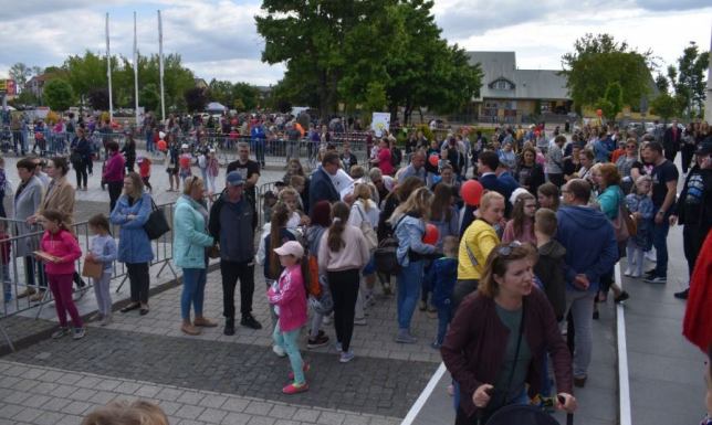 świętowanie Dnia Dziecka na Artystycznym Podwórku przed SOK