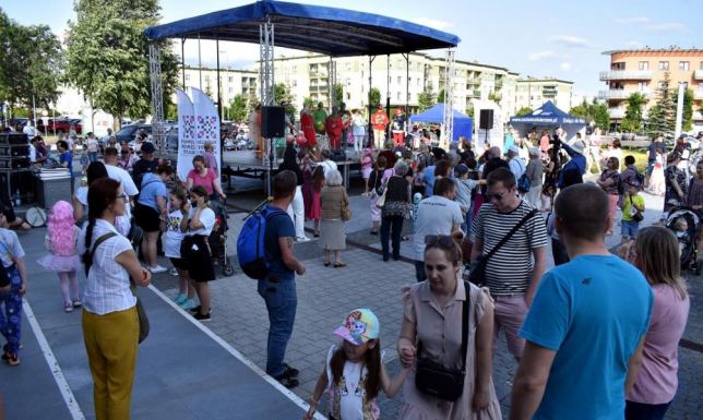 Dzień Dziecka przed Suwalskim Ośrodkiem Kultury