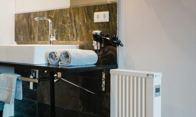 Jak dbać o grzejnik łazienkowy? Czyszczenie, konserwacja i odpowietrzanie