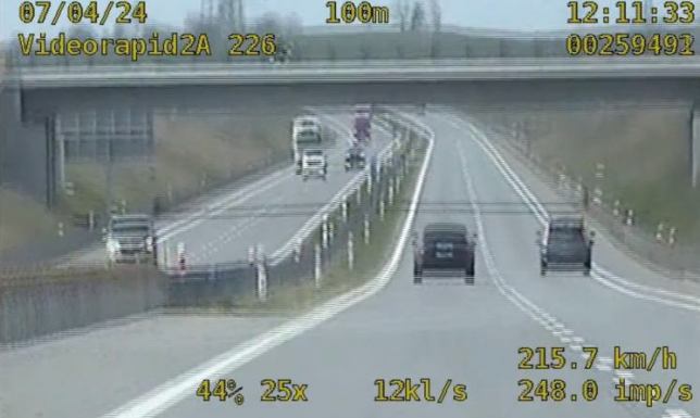 kierowca rolls-royce'a pędził drogą ekspresową 215 kilometrów na godzinę