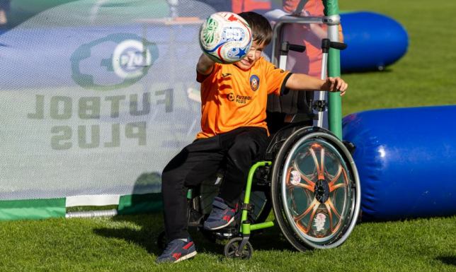 Wielkie święto sportu w Augustowie! Ponad 200 wyjątkowych piłkarzy wybiegnie na murawę w ramach turnieju Futbol Plus.