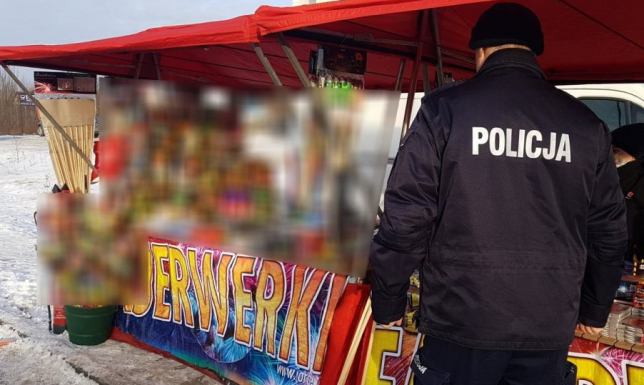 Policjanci ostrzegają przed nierozważną zabawą z fajerwerkami Policjanci ostrzegają przed nierozważną zabawą z fajerwerkami