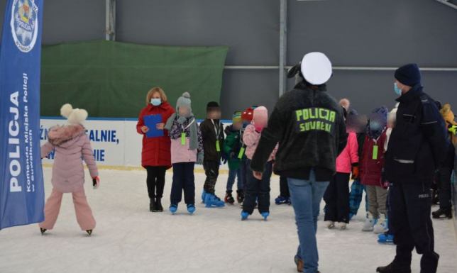 Suwalscy policjanci po raz kolejny odwiedzili dzieci i młodzież na lodowisku