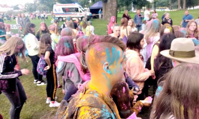 Dzień Kolorów z proszkami holi oraz Dzień Baniek Mydlanych