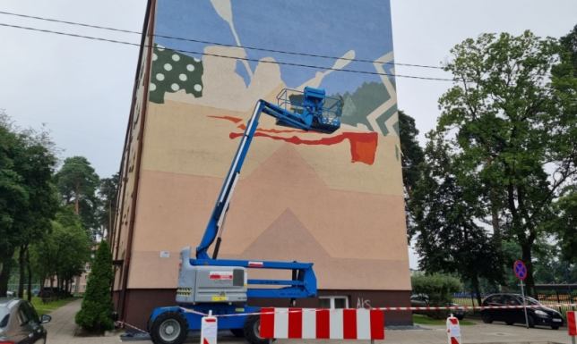 W Augustowie trwa Festiwal Murali Artyści pracują nad wielkoformatowymi obrazami w Augustowie