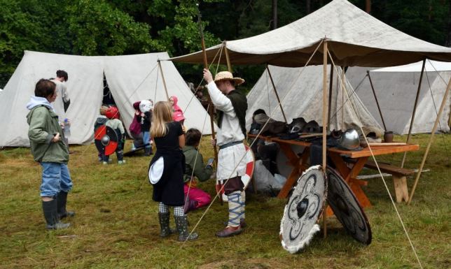 Pierwszy dzień upłynął pod znakiem pokazów archeologii eksperymentalnej