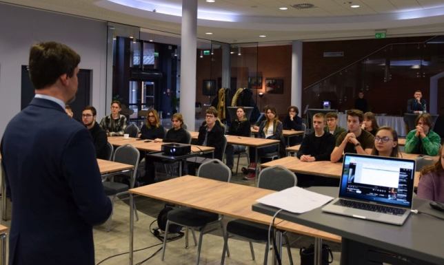 Pomagają młodzieży wybrać odpowiedni kierunek studiów Inauguracja projektu FLEX czyli Future Lab Experience