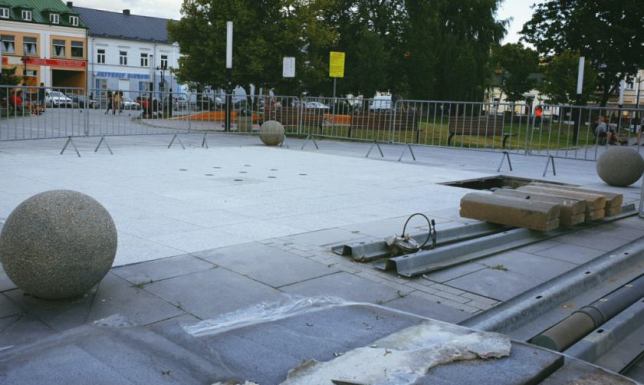 Zepsuta fontanna na placu Marii Konopnickiej