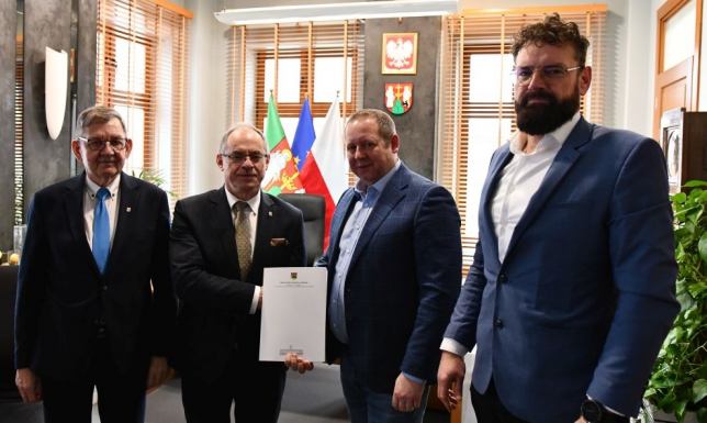 Czesław Renkiewicz podpisał umowę z firmą PDM Suwałki