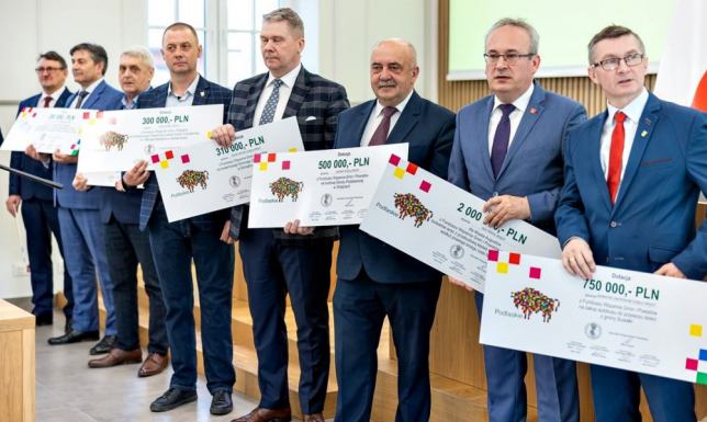 Ponad 5 mln zł z Funduszu Wsparcia Gmin i Powiatów dla podlaskich samorządów Fundusz Wsparcia Gmin i Powiatów, rozdanie 2022