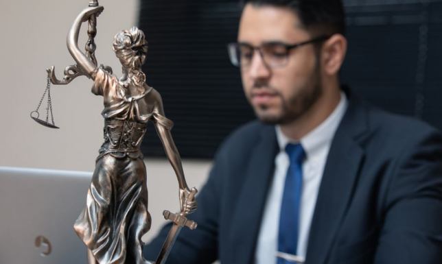 Radca prawny w sektorze prywatnym a publicznym – gdzie można więcej zarobić?