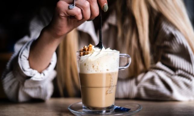 Jak prawidłowo podawać kawę gościom?