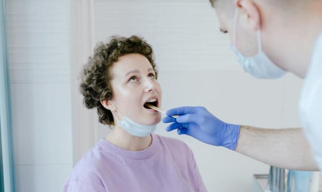 Ostry ból gardła przy przełykaniu bez gorączki – co może być przyczyną?