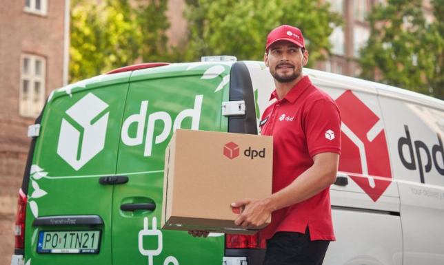 DPD Polska z tytułem Lidera Elektromobilności 2024 Uśmiechnięty kurier DPD trzyma paczkę przy elektrycznym samochodzie dostawczym, symbolizując zaangażowanie firmy w elektromobilność i zrównoważony rozwój.