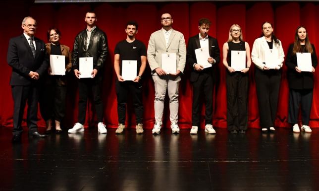 175 uczniów suwalskich szkół otrzymało w środę (23.09) nagrody