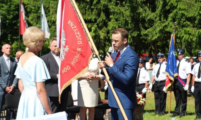 Szkoła w Gibach otrzymała imię Ofiar Obławy Augustowskiej  Swoje wielkie święto miała w czwartek Szkoła Podstawowa w Gibach