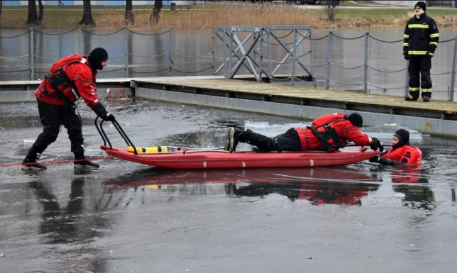 Pokazy ratownictwa lodowego nad Zalewem Arkadia
