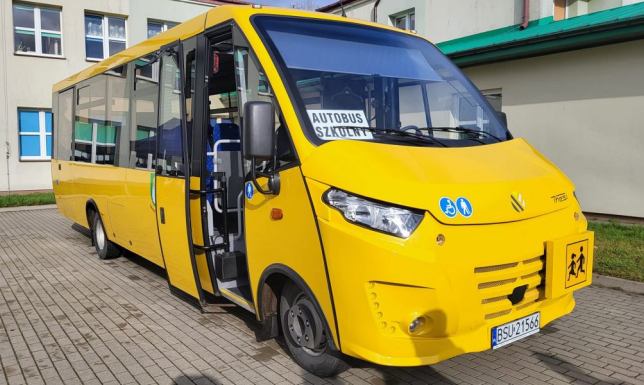Szkoła w Przebrodzie ma nowy autobus Uroczyste przekazanie kluczy do nowego autobusu szkolnego