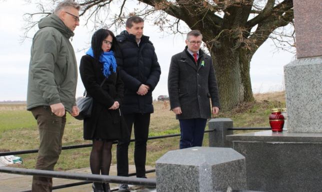 Oddali hołd członkom ruchu oporu Hołd członkom ruchu oporu, zamordowanym w kwietniu 1944 roku w Krzywem