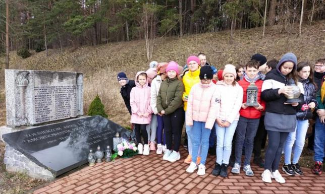 Oddali hołd ofiarom hitlerowskiej zbrodni Oddali hołd ofiarom hitlerowskiej zbrodni