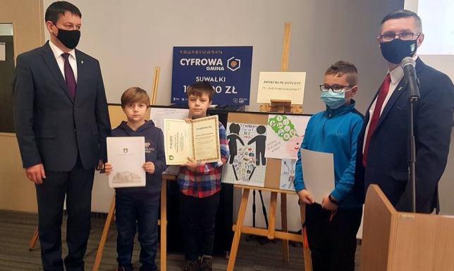 Nagrodzili laureatów konkursu "Wolni od uzależnień" Nagrody dla uczniów z Gminy Suwałki za najlepsze prace w konkursie