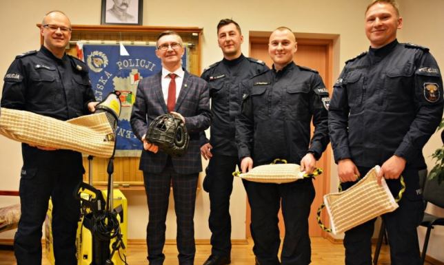 Gminne wsparcie dla suwalskiej policji Gmina Suwałki przekazała 12 tysięcy złotych Komendzie Policji w Suwałkach