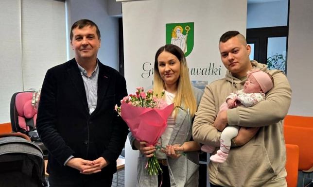Wyprawka dla Oliwki - pierwszego dziecka w Gminie Suwałki w 2025 roku Oliwka z Poddubówka otrzymała między innymi fotelik samochodowy,