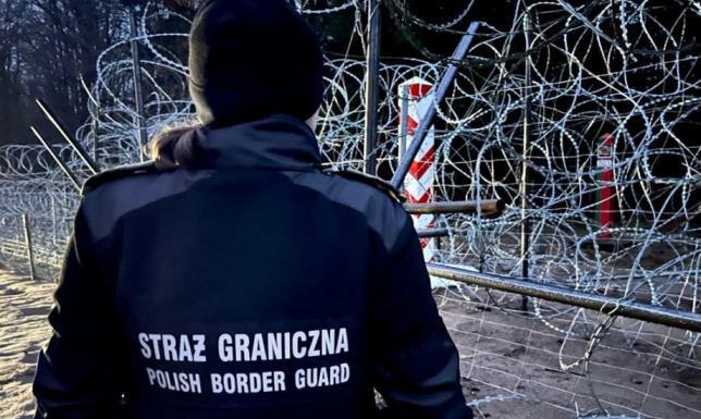 Weekend na polsko-białoruskiej granicy. Funkcjonariuszka SG trafiła do szpitala funkcjonariuszka Straży Granicznej doznała obrażeń i trafiła do szpitala