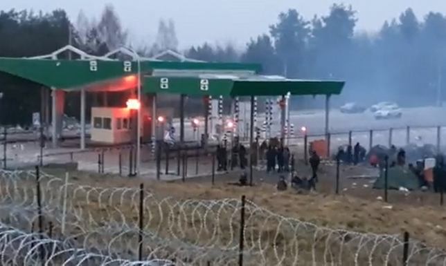 Ciężka noc na granicy polsko-białoruskiej Szturm na granicę nie słabnie