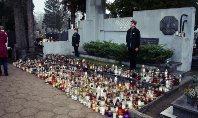 1 i 2 listopada to dni, w których odwiedzamy groby swoich bliskich