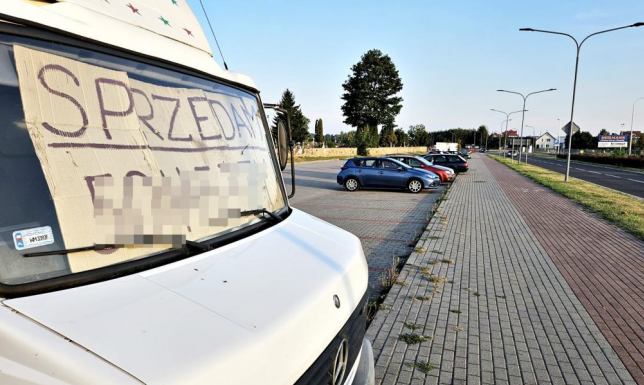 Giełda samochodowa na miejskich parkingach Co można zrobić z ofertami sprzedaży samochodów na Grunwaldzkiej