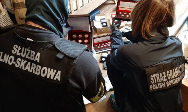 Rozbito grupę odpowiedzialną za największy w historii przemyt papierosów z Białorusi do Polski Wśród zatrzymanych jest 7 pracowników Krajowej Administracji Skarbowej