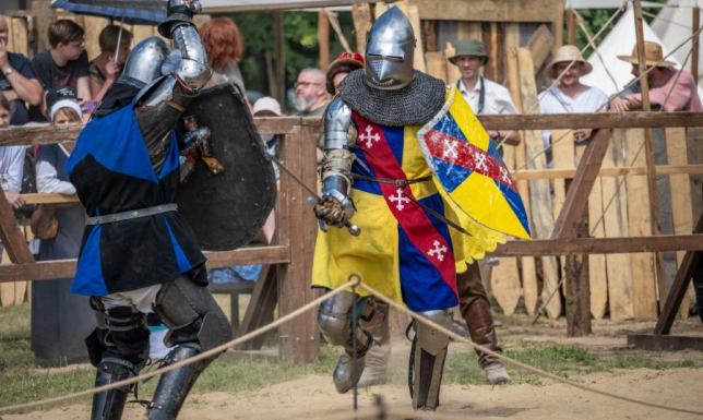 Grupa zajmuje się odtwórstwem okresu XIV i XIV wieku europejskiej kultury materialnej i niematerialnej