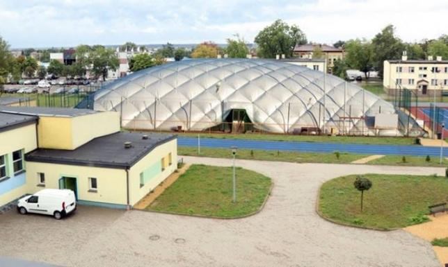 Problematyczny montaż hali pneumatycznej na boisku przy Szkole Podstawowej nr 6