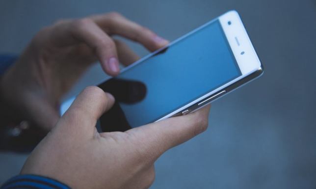 Policja ostrzega przed spoofingiem oszustwo polegające na podszywaniu się dzwoniącego pod inne numery