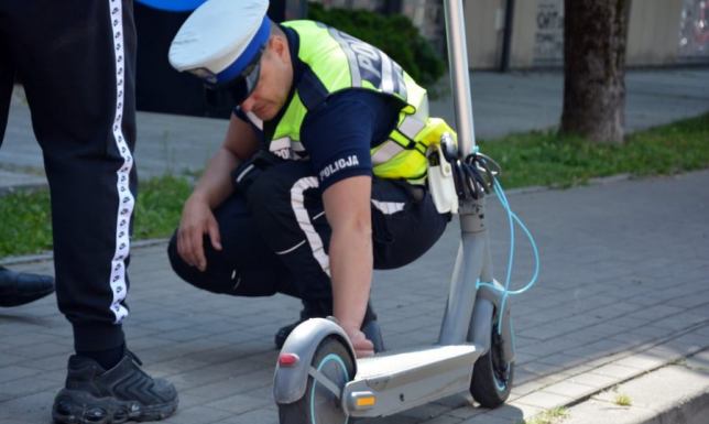 zatrzymanie nietrzeźwego, agresywnego mężczyzny jadącego hulajnogą