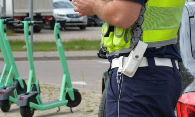 17, 16 i 15-latek zabrali hulajnogę z centrum handlowego