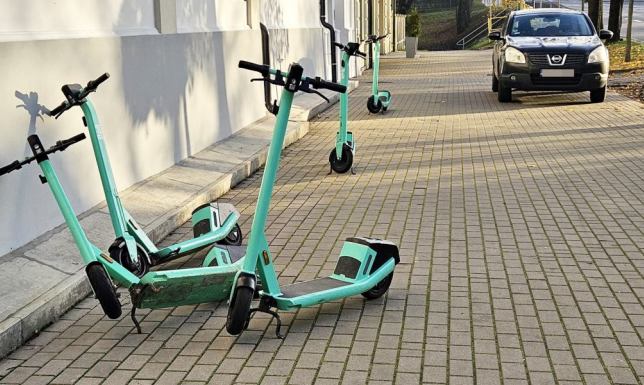 wprowadzenie fizycznych stref parkowania hulajnóg w mieście