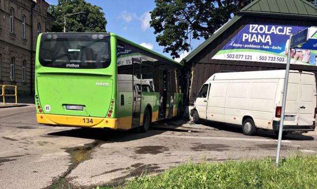 Autobus uderzył w auto, hydrant i dom