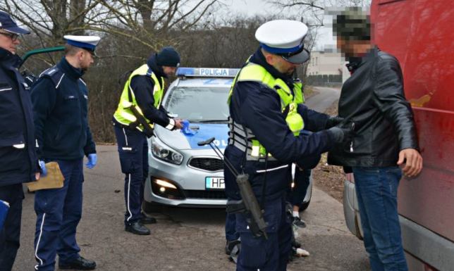22 nielegalnych imigrantów w busie zatrzymali na krajowej ósemce busa z 22 nielegalnymi imigrantami