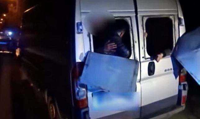 Imigranci zdemolowali busa 37. obywateli Iraku zdemolowało busa