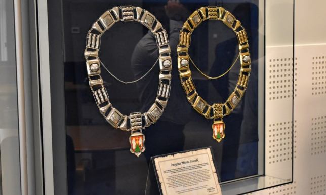  insygnia władzy wiszą w gablocie sali sesyjnej suwalskiego Ratusza