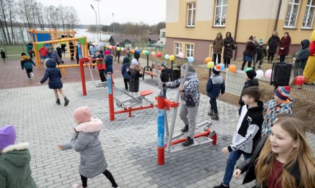 Nowy plac zabaw i inwestycje drogowe Plac zabaw z siłownią pod chmurką, przejście dla pieszych na głównej ulicy Gib