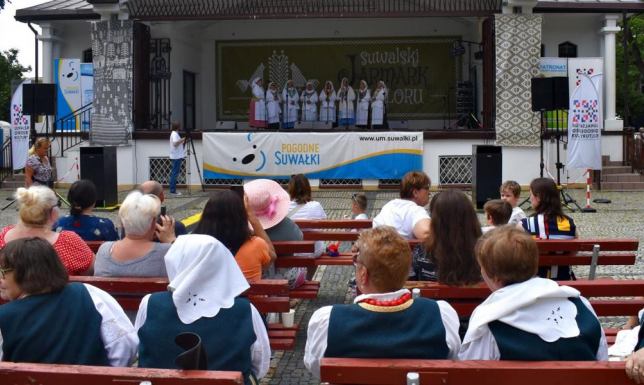 Koncerty, przegląd folkloru muzycznego regionu oraz folkowy 