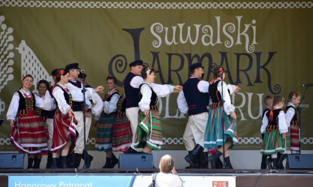 koncerty, przegląd folkloru muzycznego regionu oraz folkowy kiermasz z  lokalnymi wyrobami