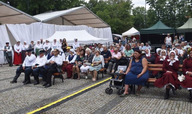 Kiermasz rękodzieła i sztuki ludowej oraz jadła regionalnego, pokazy rzemiosł tradycyjnych