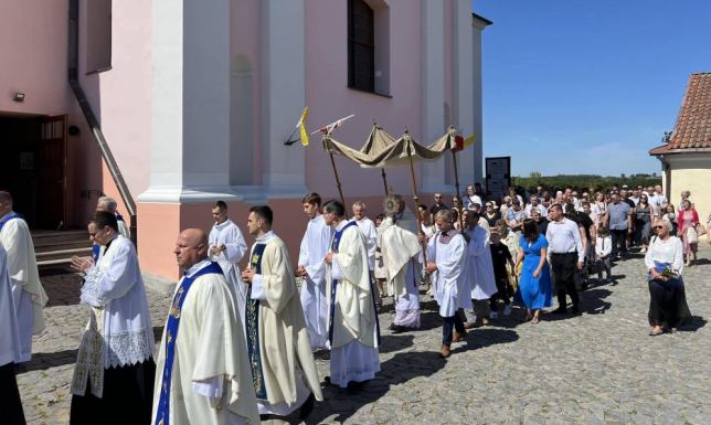 Odpust w Wigrach i Jarmark Kamedulski Odpust z procesją podczas święta Wniebowzięcia Najświętszej Maryi Panny
